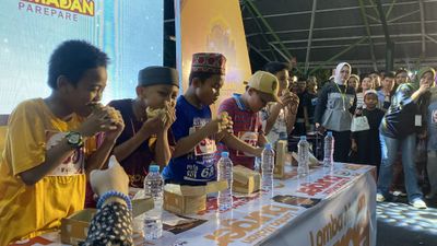 Mencari Gigitan Tercepat, Sensasi Seru di Lomba Makan Burger Pasar Ramadhan Parepare