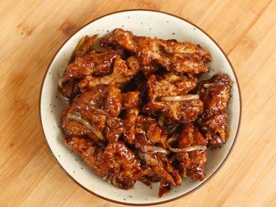 Nikmatnya Kulit Ayam Krispi Saus Mentega ala Chef Devina, Dijamin Bikin Nagih!