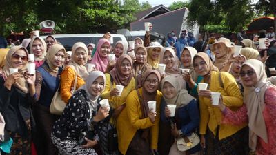 7.587 Perempuan Berkebaya di Jepara Pecahkan Rekor MURI Menyeduh Kopi