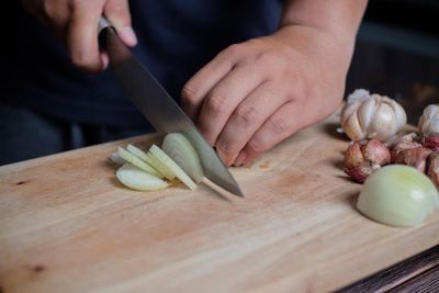 Sering Bikin Mata Berair, Ini Cara Potong Bawang Tanpa Menangis
