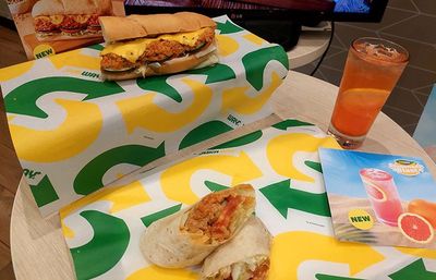 Cobain Yuk Tuna Sambal Roa dalam Sandwich dan Minuman Segar di Bulan Kemerdekaan