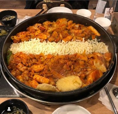 Cheese Dakgalbi, Kombinasi Pedas dan Lelehan Keju yang Bikin Lidah Bergoyang