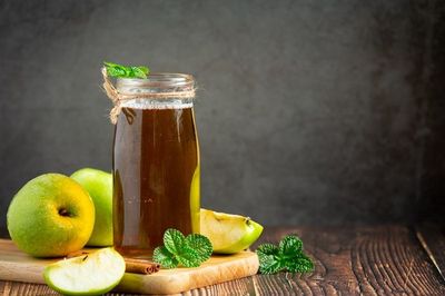 4 Cara Terbaik Mengonsumsi Cuka Apel Menurut Ahli Diet
