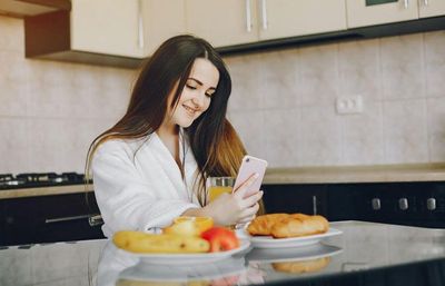 Fenomena Girl Dinner Viral di Media Sosial: Gaya Makan Simpel untuk Keseharian
