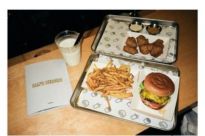 Pecinta Burger Wajib Coba! Dan s Burger Sajikan Smashed Patty Juicy