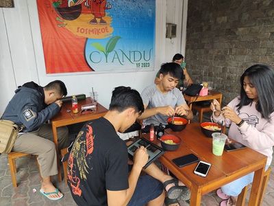 Sosmikoe: Solusi Kuliner Hemat untuk Mahasiswa di Akhir Bulan, Mi dan Es Teh Jumbo di Bawah Rp10 Ribu!