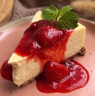 Resep New York Cheesecake: Kudapan Lezat dan Mewah Ala Rumahan dengan Sentuhan Stroberi Compote