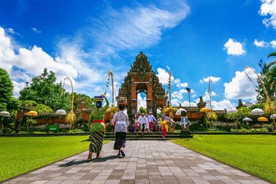 8 Tempat Makan Halal di Kuta Bali Terbaru 2025