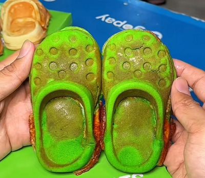 Anti Mainstream! Cobain Sensasi Makan Sandal Crocs yang Viral di Blok M