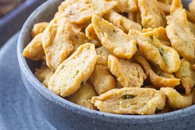 Resep Kue Bawang dengan 1 Kg Tepung Terigu, Renyah dan Gurih!