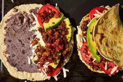 Cara Membuat Tlayuda: Street Food Khas Oaxaca yang Bikin Lidah Nggak Bisa Berhenti Ngunyah!