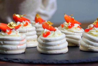 Resep Mini Pavlova Stroberi, Cemilan Cantik & Manis yang Gampang Banget Dibuat!