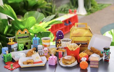 Lezatnya Kreasi Menu A Minecraft Movie Meal, Bisa Dapat Blind Box Juga Loh!