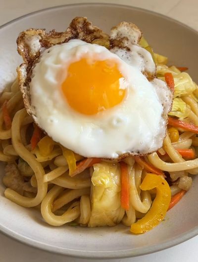  Lezat dan Praktis! Resep Curry Udon Tumis dengan Telur Mata Sapi