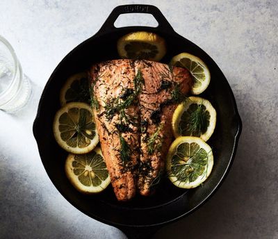 7 Tips Masak Salmon Biar Gak Lengket di Wajan, Cuma 5 Menit!