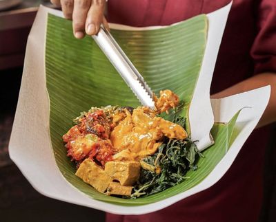 Icip Makan Nasi Padang Rp156 Ribu yang Bikin Dompet Bergetar, Bedanya Apa?