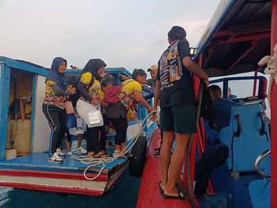 Bawa Puluhan Penumpang, Sebuah Kapal Motor Terombang Ambing di Pulau Seribu