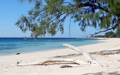 Cantiknya Pantai Purukambera, Berpasir Putih Menawan dengan Air Jernih Kebiruan