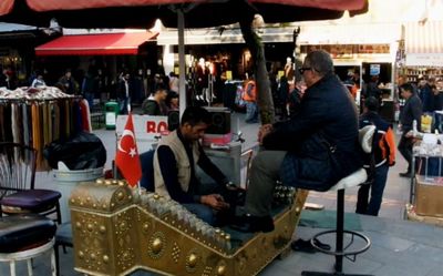 Gokil! Tukang Semir Sepatu di Turki Bawa Kotak Vintage, Warisan Kekaisaran Ottoman