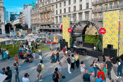 Meriahnya Karnaval Plaisirs d Été di Brussels, Konser Piano Terbang, Aneka Parade Kostum hingga Cafe Ala Bali