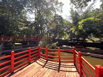 Melihat Taman Lansia Bandung, Dilengkapi 2 Danau dan Pepohonan Rindang