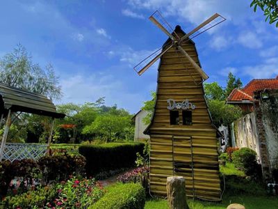 Wisata Ala Desa Belanda Dosh Holiday di Kediri, Cocok Buat Foto-foto Instagram
