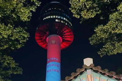 Daebak! Lampu Bertema Merah Putih Hiasi Tempat Ikonik di Seoul Peringati HUT Ke-78 RI