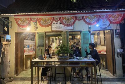 Kafe Hidden Gem di Gang Sempit, Tawarkan Nuansa Zaman Dulu Hingga Jejak Sejarah Kota Semarang