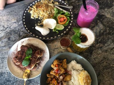 Lacosta Coffee & Eat, Ratusan Menu Menarik di Kota Metro