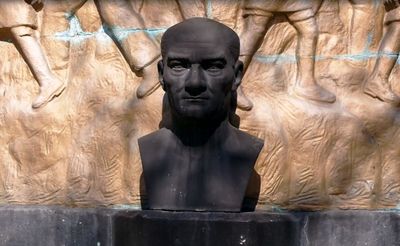 Benarkah Sejak Menjadi Negara Sekuler, Warga Turki Menyembah Ataturk? Monumennya Banyak Banget!