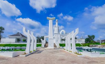 Masya Allah! Indahnya Arsitektur Masjid Putih, Berdiri Megah di Pulau Penghasil Garam
