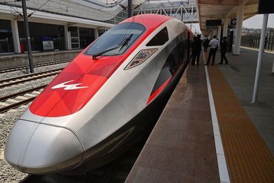 Penumpang Rombongan Kereta Cepat Whoosh Kini Bisa Pesan Tiket via WA, Dapat Diskon 20 Persen
