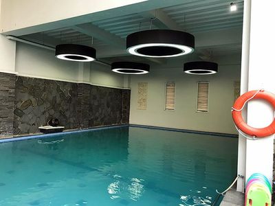 6 Rekomendasi Kolam Renang Indoor di Jakarta, Bikin Betah!