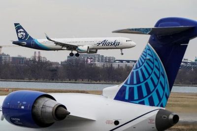 FAA Peintahkan Penghentian Sementara Boeing dari Alaska Airlines Usai Jendela Pesawat Terlepas di Tengah Penerbangan