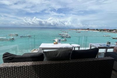 Menikmati Keindahan Pantai di Cafe The Deck & Bar Bali, Kuliner Asyik di Tengah Suasana Tropis Pulau Dewata