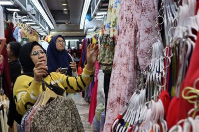 Mengintip Surga Belanja Pakaian yang Buka 24 jam di Bangkok Thailand