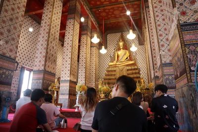 Melihat Patung Buddha Emas di Wat Hong Rattanaram