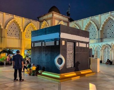 Melihat Replika Ka bah di Masjid yang Berlokasi di Atas Mal Jakarta