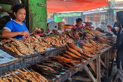 Pasar Ikan Asap Kenjeran, Surga Oleh-oleh Bagi Pengunjung Wisata