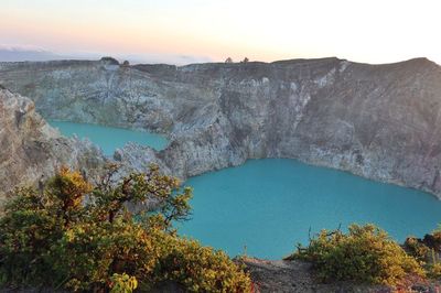 Menikmati Keindahan Danau Kelimutu Ende NTT, 3 Kawah dengan Warna Berbeda yang Berubah-ubah