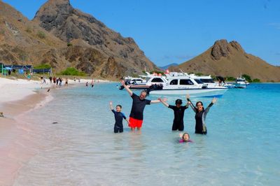 Review Jujur Pink Beach 2026: Panduan Itinerary Biar Gak Zonk Pas Sampai Lokasi!