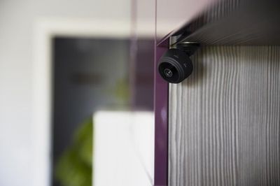 4 Tips Jika Kamu Temukan Kamera Tersembunyi di Kamar Tempat Kamu Liburan