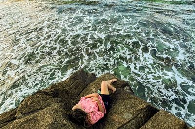 5 Cara Menikmati Keindahan Alam Bebatuan Unik Pantai Holtekamp 3 Jayapura