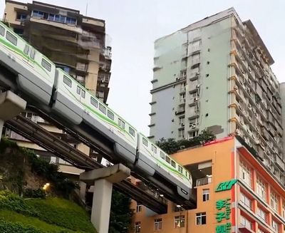 Melihat Transportasi Unik di Kota Chongqing China, Kereta Melintasi Gedung Pencakar Langit