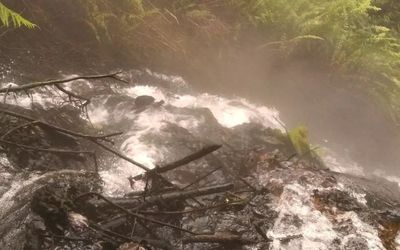 Curug Air Panas: Wisata Ekstrim Hidden Gem di Taman Nasional Gunung Gede Pangrango