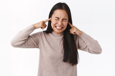 5 Tips Ampuh untuk Mengatasi Telinga Tersumbat usai Turun dari Pesawat