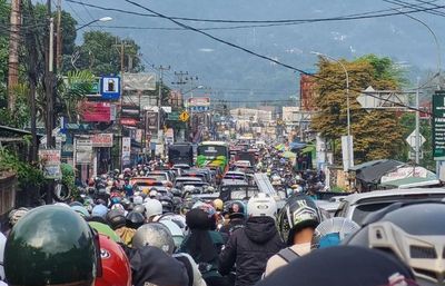 Puncak Macet Parah, Pengendara Terjebak Belasan Jam