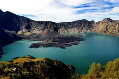 Potret Keindahan Alam Danau Segara Anak Rinjani, Bisa Berkemah hingga Mancing Ikan