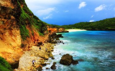 Panorama Keindahan Alam di Pantai Tanjung Bloam Lombok Timur