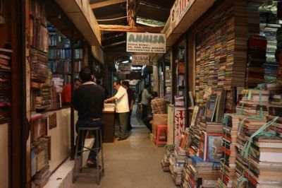 Menjelajahi Pasar Buku Palasari Bandung, Surganya Para Pecinta Buku!
